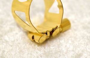 Vandoren OPTIMUM リガチャー アルトサックス LC07P LC07P OPTIMUM GP A.SAX LIGATURE 【新品】 | 【クロサワ楽器店
