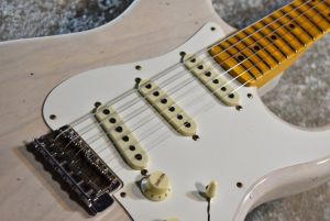 Fender Stratocaster ホワイト（レプリカ） 1956 Stratocaster Journeyman Relic Aged White Blonde