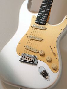 Fender FSR Limited Edition American Ultra Stratocaster -Quick Silver-【#US22059097】