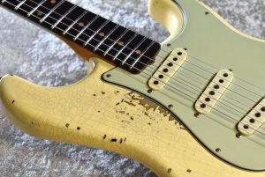 ハードレリック　ストラトキャスター ホワイト　イエロー Fender '77 Stratocaster Hard-Tail - ホワイト / ローズ