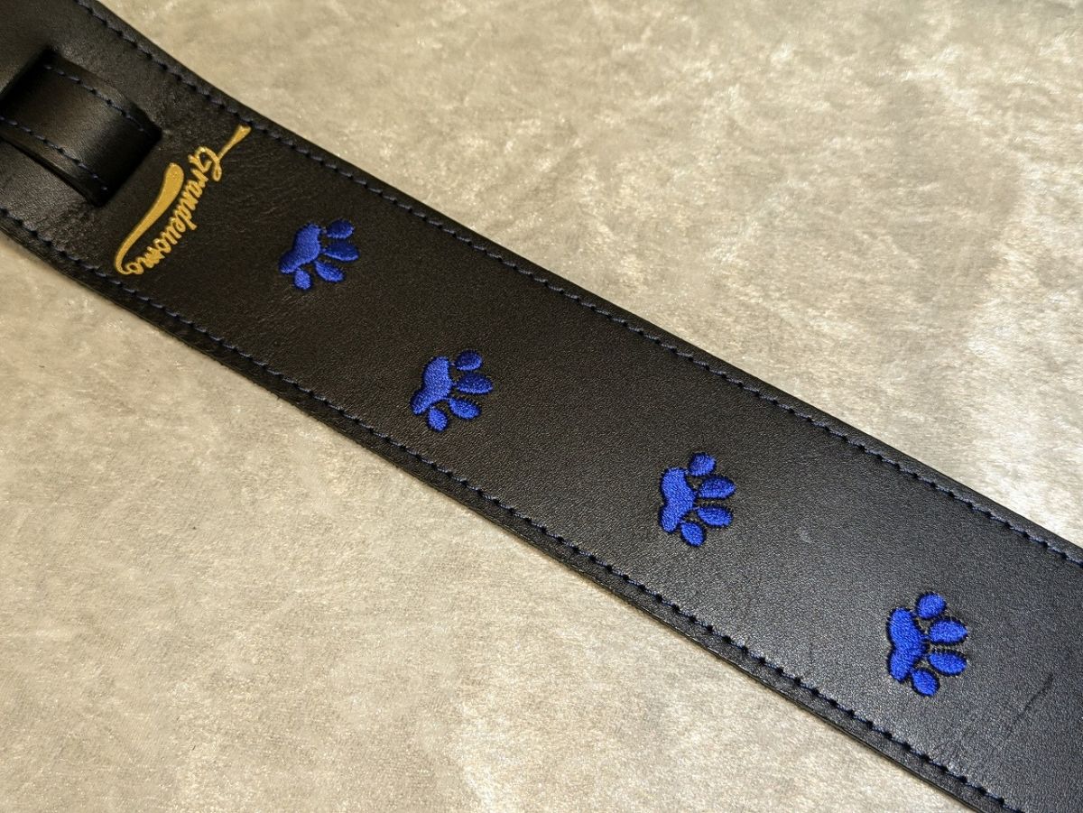 黒ねこ刺繍ストラップ 足跡Verサファイアカラー | 【クロサワ