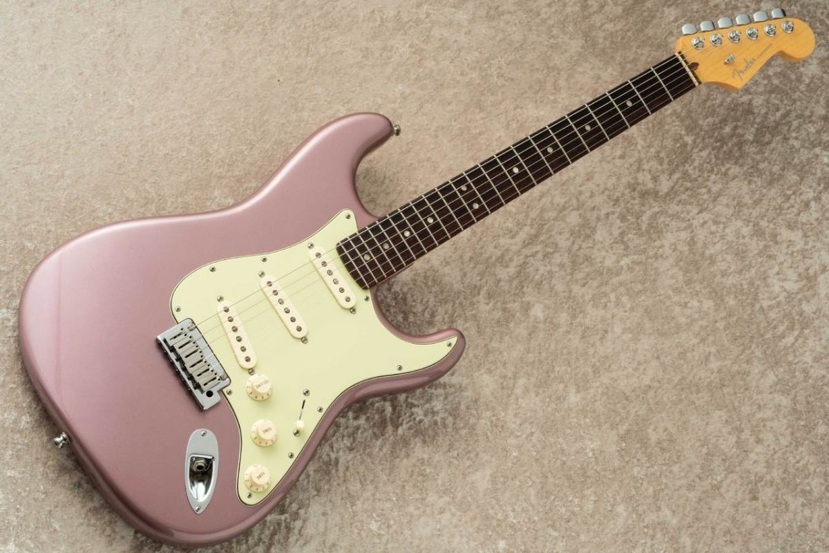 American Deluxe Stratocaster -Burgundy Mist Metallic