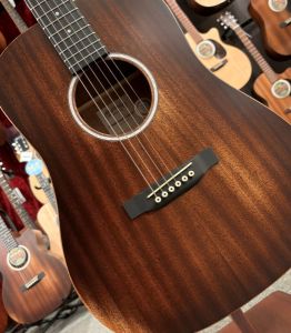 Martin DJR-10E エレアコ オール単板 StreetMaster Amazon.com: Martin D Jr-10E Streetmaster Sapele Satin w/Gig