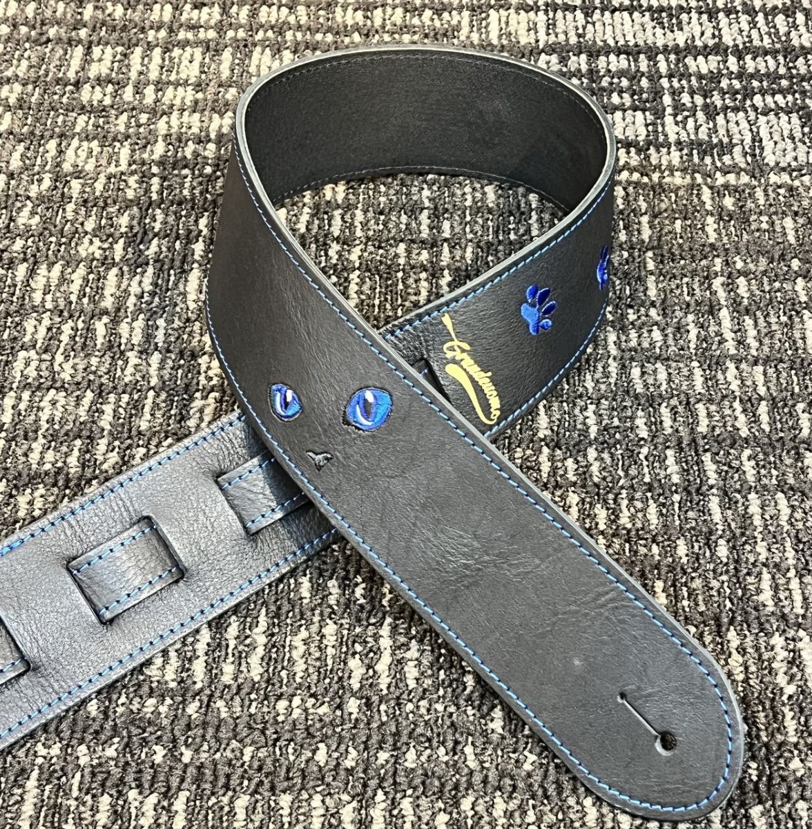 黒ねこ刺繍ストラップ(サファイア) | 【クロサワ楽器店