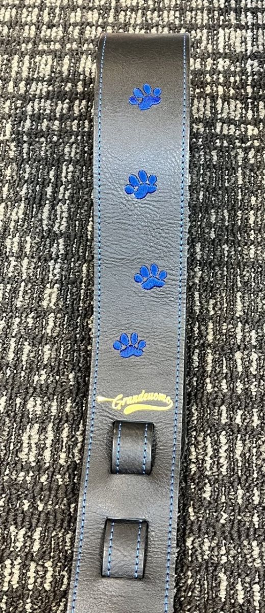 黒ねこ刺繍ストラップ(サファイア) | 【クロサワ楽器店