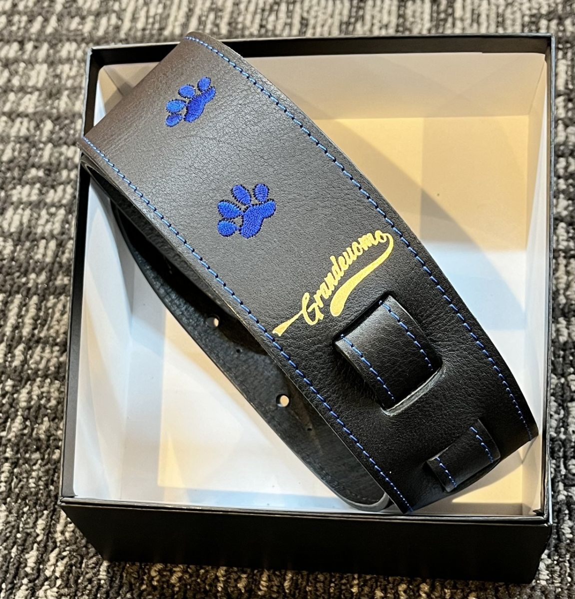 黒ねこ刺繍ストラップ(サファイア) | 【クロサワ楽器店