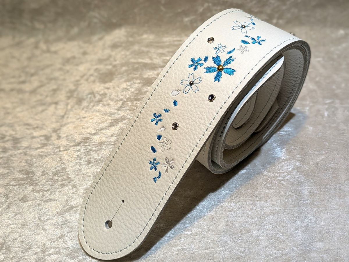 雪桜刺繡ストラップ ホワイトレザー | 【クロサワ楽器店