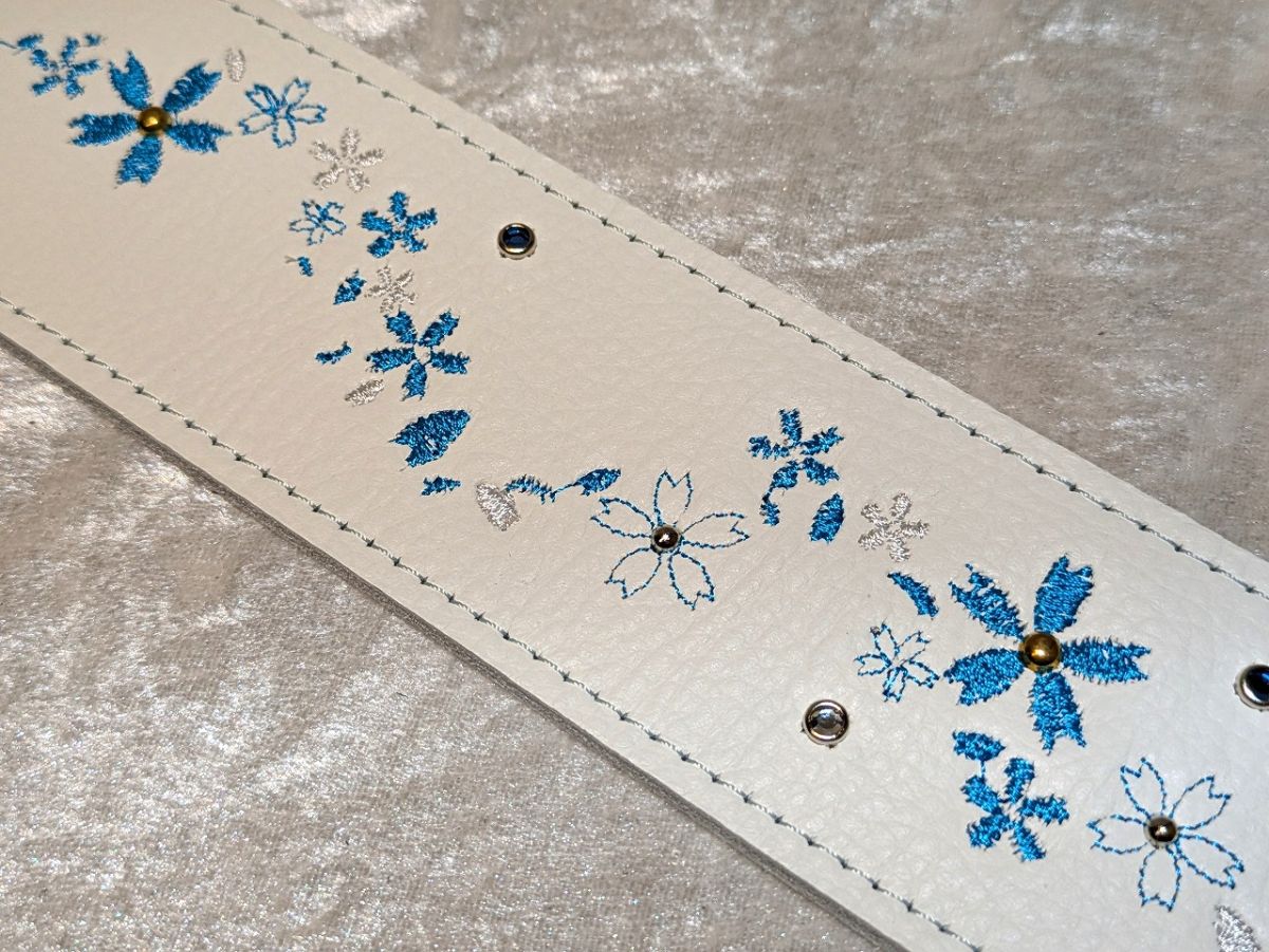 ストラップ 雪桜刺繡ストラップ ホワイトレザー | 【クロサワ楽器店