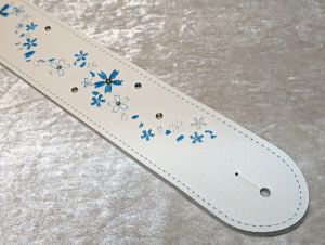 雪桜刺繡ストラップ ホワイトレザー | 【クロサワ楽器店オンライン