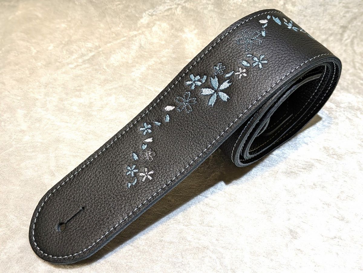 雪桜刺繡ストラップ ブラックレザー | 【クロサワ楽器店オンライン