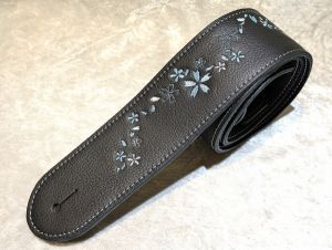 雪桜刺繡ストラップ ブラックレザー | 【クロサワ楽器店オンライン
