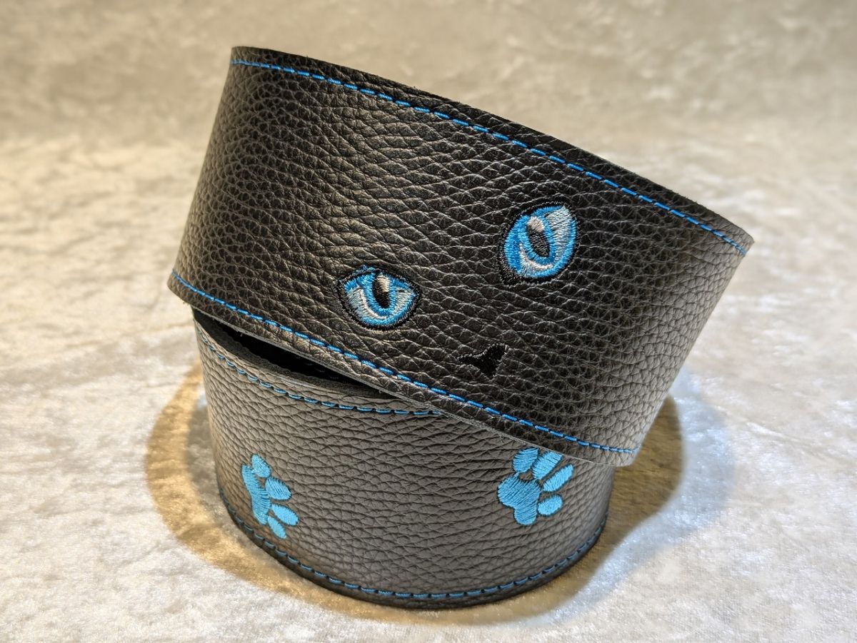 小物 Luka 特注】黒ねこ刺繡ストラップ 足跡Verアクアマリンカラー
