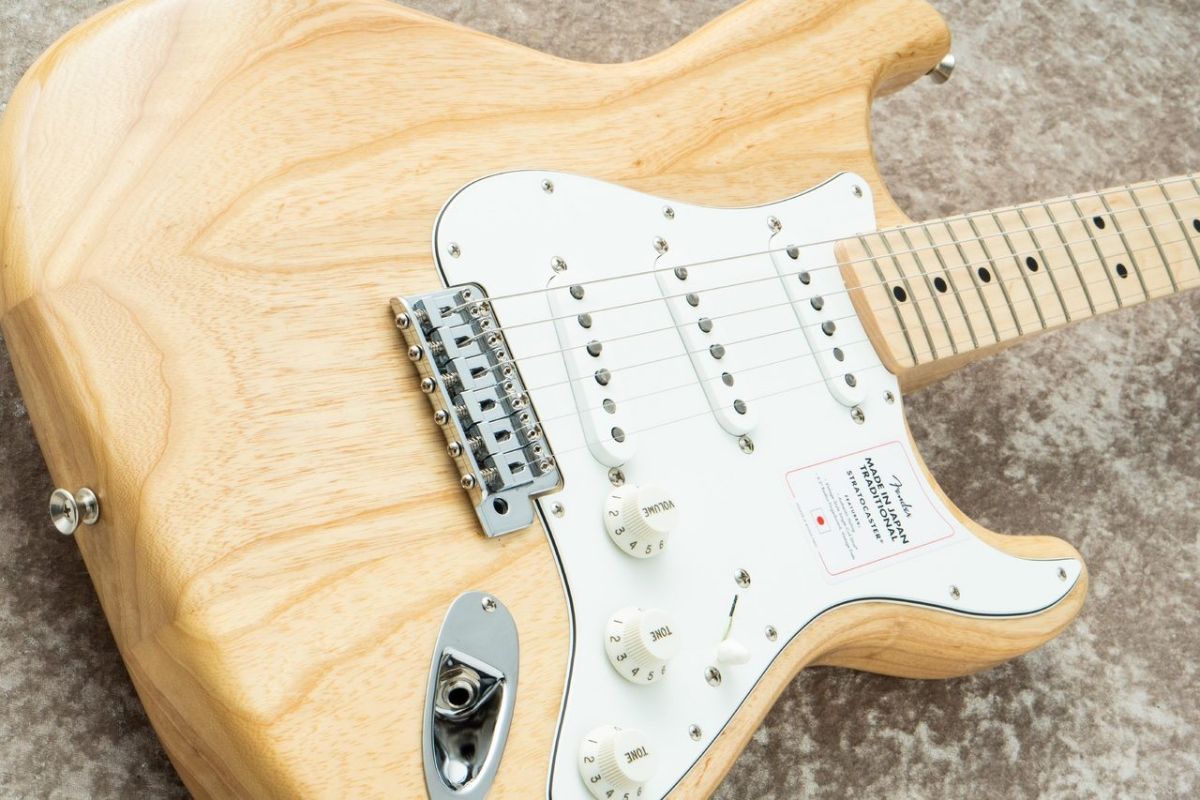 Made in Japan Traditional II 70s Stratocaster Mod. -Natural