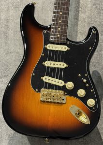 FREEDOM CUSTOM GUITAR RESEARCH、サンバースト 系のエレキ
