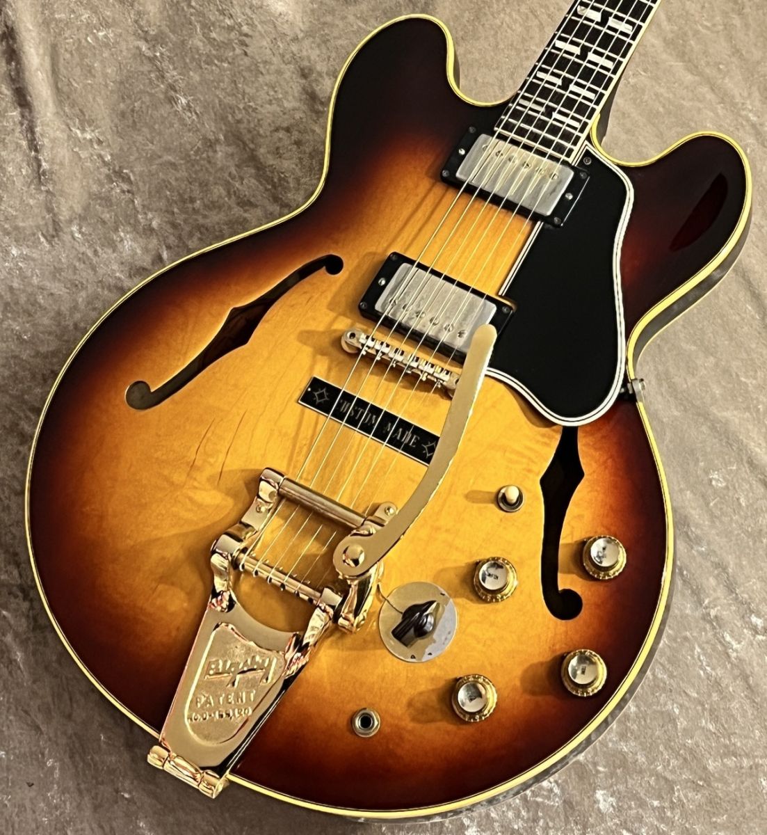 アンティーク 立体的な彫刻 アンティークの魅力 キャビネット 64585 アンティーク