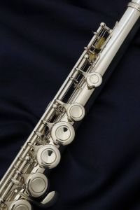 ♦後期限定モデル♦リップ銀♦使用感少♦ヤマハフルートYFL211PS ♢ほぼ未使用♢後期モデル♢リップ銀♢ヤマハフルートYFL211PS