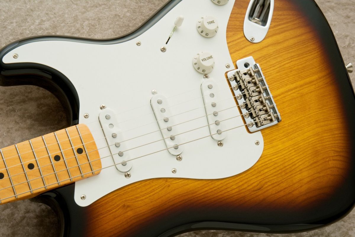 FSR Made in Japan Traditional II 50s Stratocaster -2 Tone Sunburst