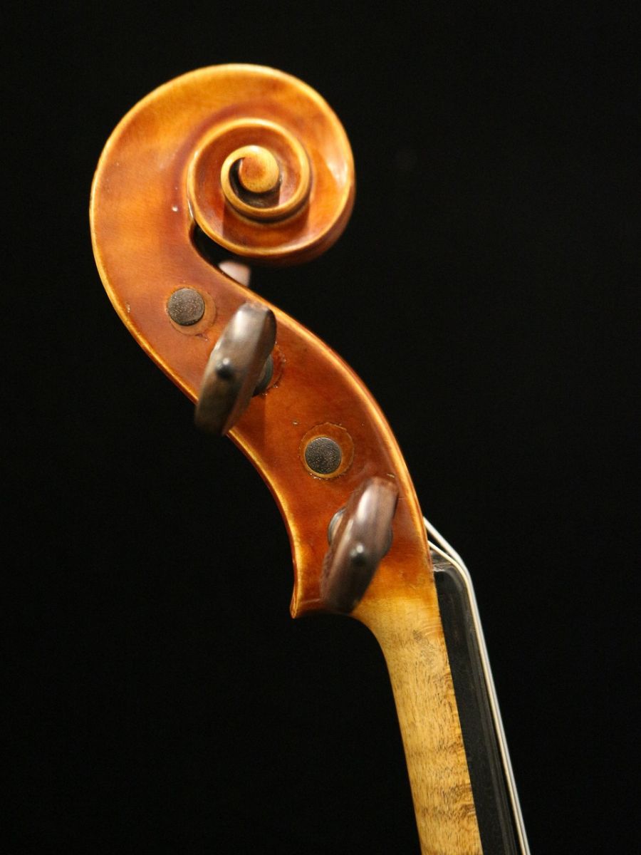 ◆An old violin Chenantais & Le Lyonnais ◇An old violin Chenantais & Le Lyonnais