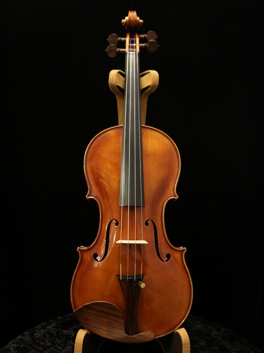 ◆An old violin Chenantais & Le Lyonnais Charles Le Lyonnais, French violin, Nantes 1939 - Violins