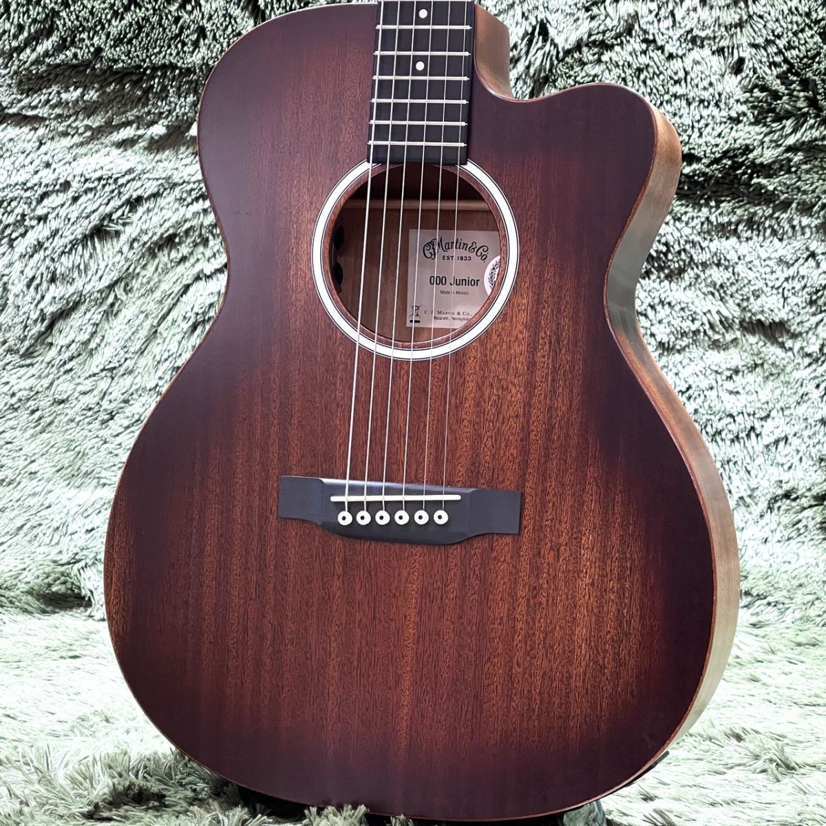 Martin & Co. アコースティックギター 000CJR-10E Amazon.com: Martin Guitar 000CJr-10E Junior Cutaway Electric
