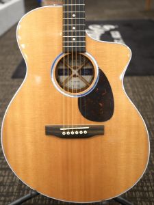 Martin、ナチュラル / 木目 系のアコースティックギター検索結果