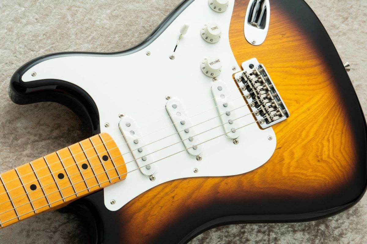 FSR Made in Japan Traditional II 50s Stratocaster -2 Tone Sunburst