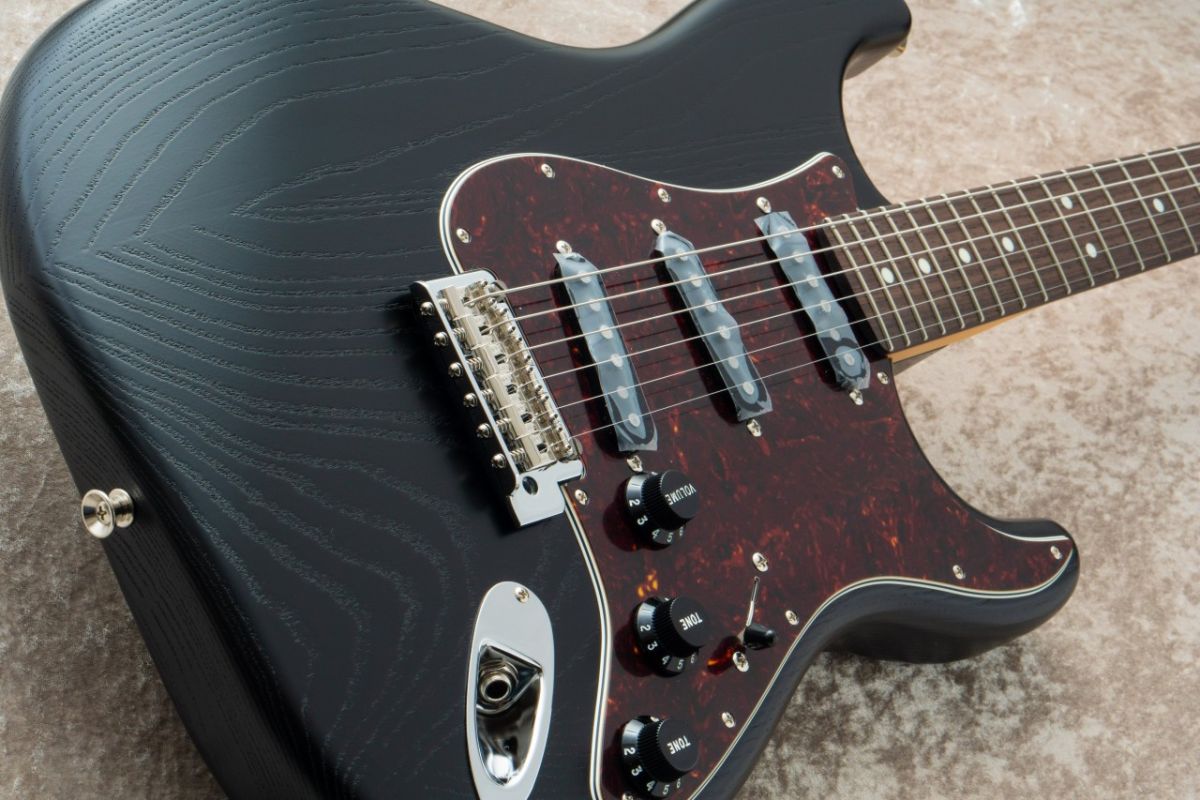 Made in Japan Limited Edition Stratocaster Raw Ash -Black