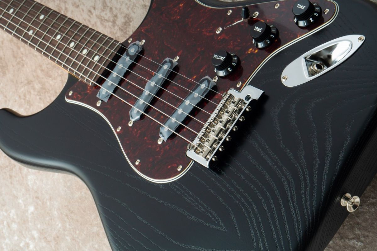 Made in Japan Limited Edition Stratocaster Raw Ash -Black