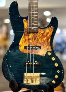 Freedom Bass 4弦 Freedomの新作4弦が2本とも素晴らしすぎ。音を聴いて欲しい
