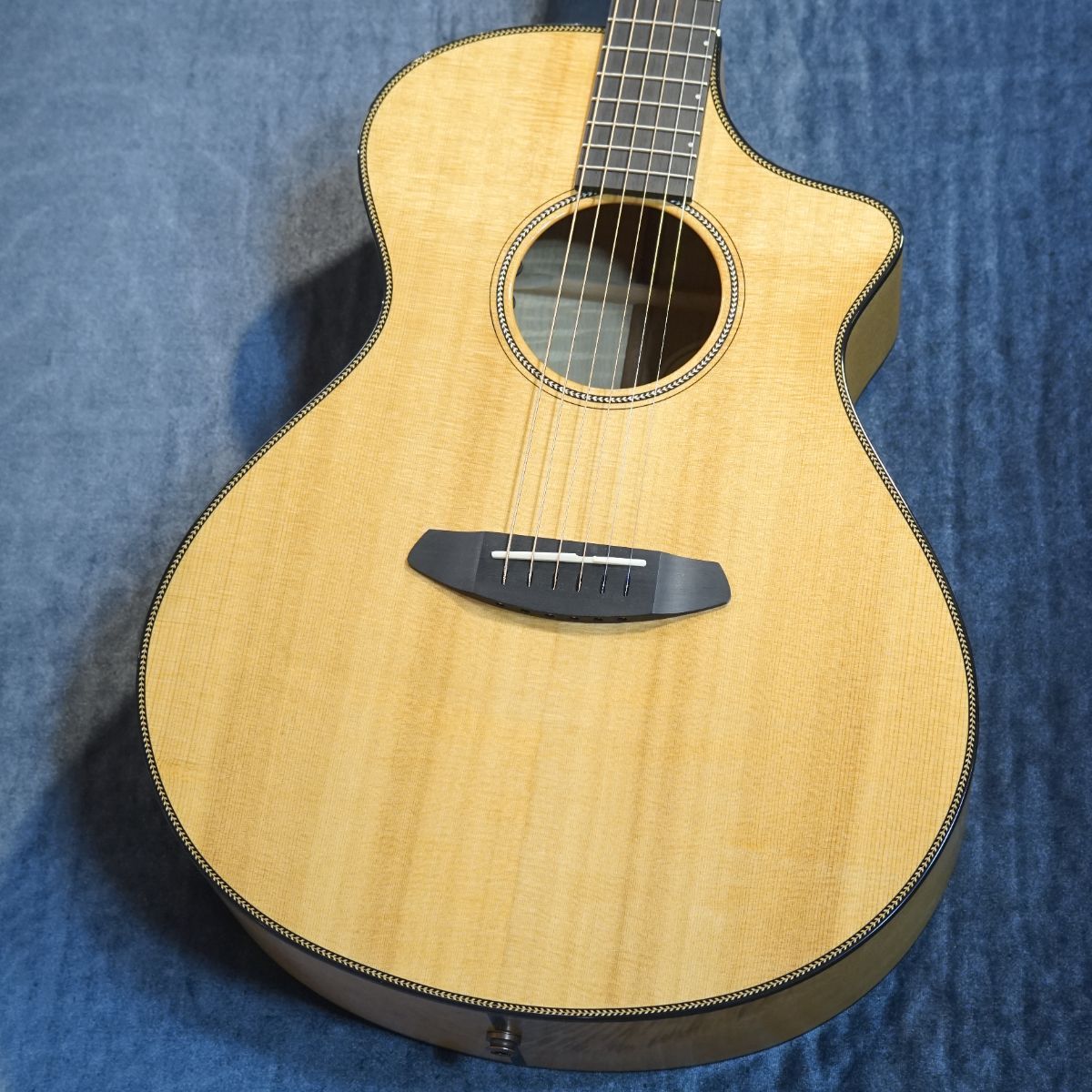 EpiphoneWILDCAT アンテークアイボー ゴールドラメ　ビンデング Breedlove C22 M|ドルフィンギターズ