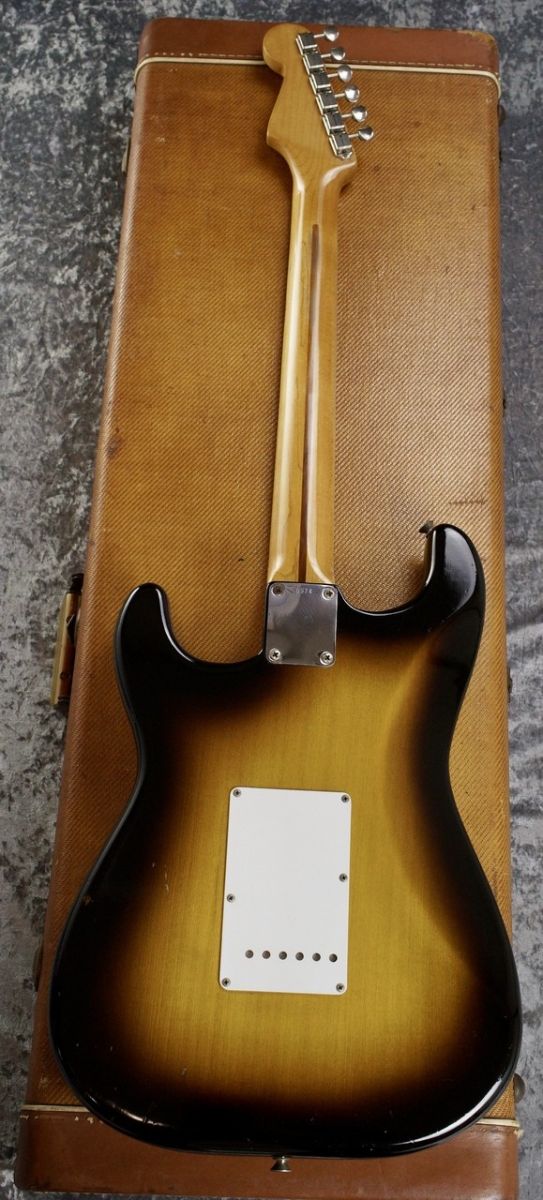 Fender Stratocaster サンバースト ハードケース付き Fender Standard Stratocaster 3-Color Sunburst エレキギター