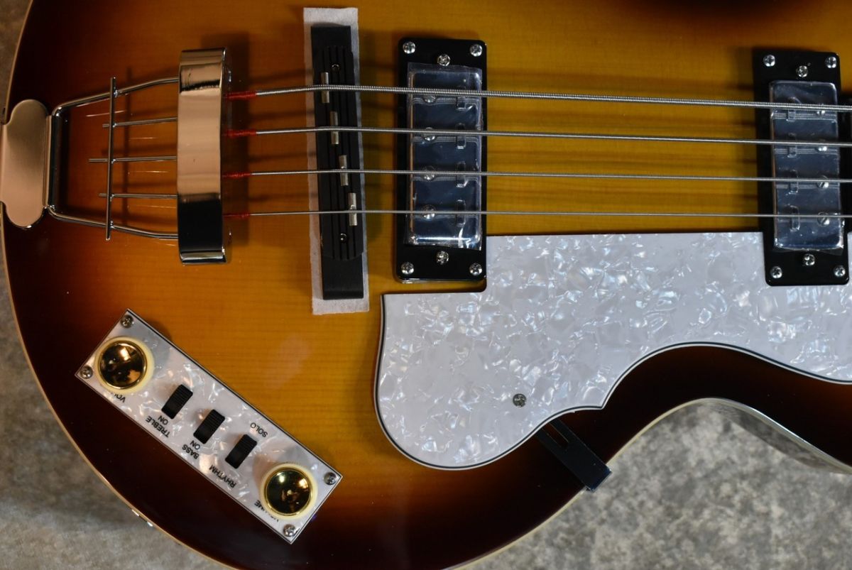 Höfner HI-SERIES エレキベース サンバースト、専用ケース付き Höfner H-I Series エレキベース サンバースト（Hofner Ignition