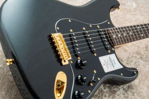 ✨特別セール✨FenderStratocaster 日本製 ブラック 改造品 重厚な雰囲気を醸し出すブラックカラーにアクセントのレッドが映える
