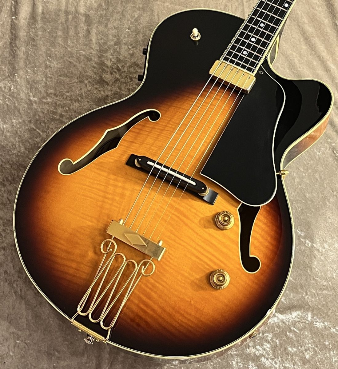 AEX 1500 Sunburst | 【クロサワ楽器店オンラインショップ】いい