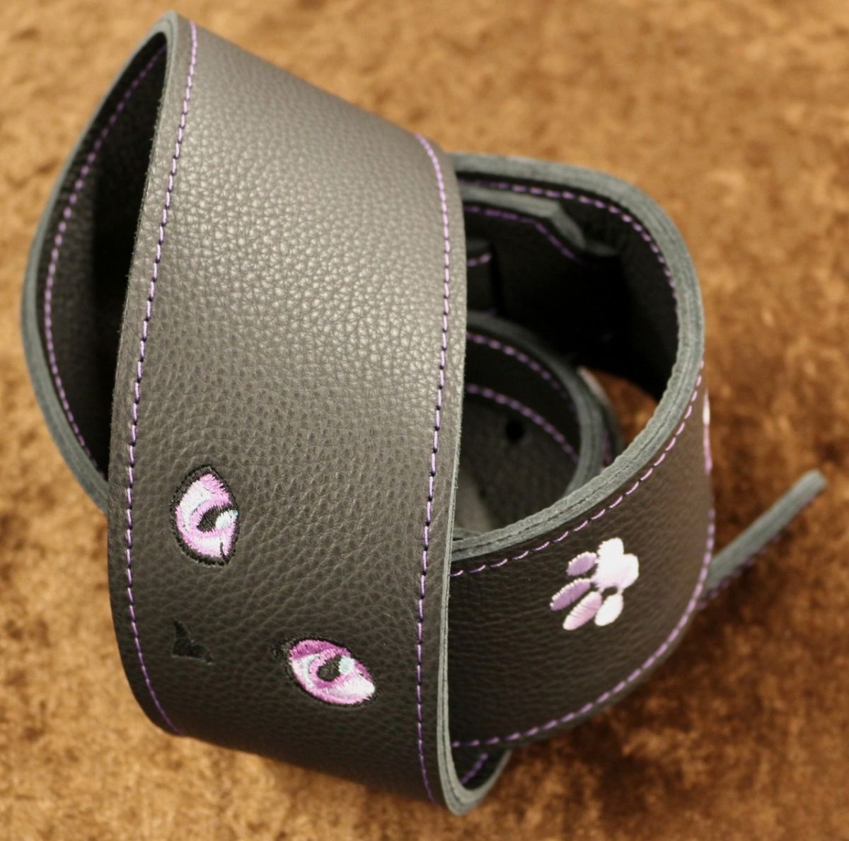 黒ねこ刺繍ストラップ 足跡Version(タンザナイト) | 【クロサワ楽器店