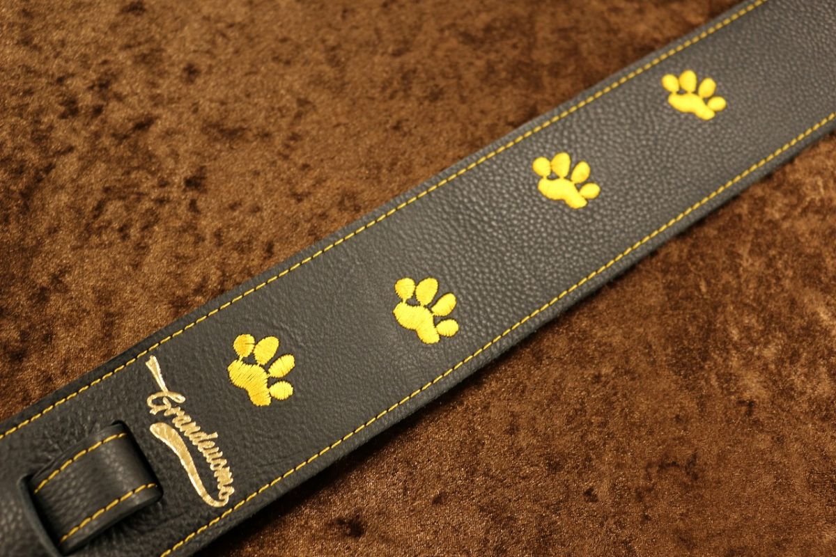 黒ねこ刺繍ストラップ 足跡Version(シトリン) | 【クロサワ楽器