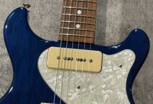 Rabbit is USA-2 Korina 青　P-90+Humbucker Rabbit is USA-2 Korina 青P-90+Humbucker