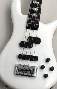 Cort 5弦　エレキベース シルバー 4ピックアップ 24フレット ケース付き Cort 5弦 エレキベース シルバー 4ピックアップ 24フレット