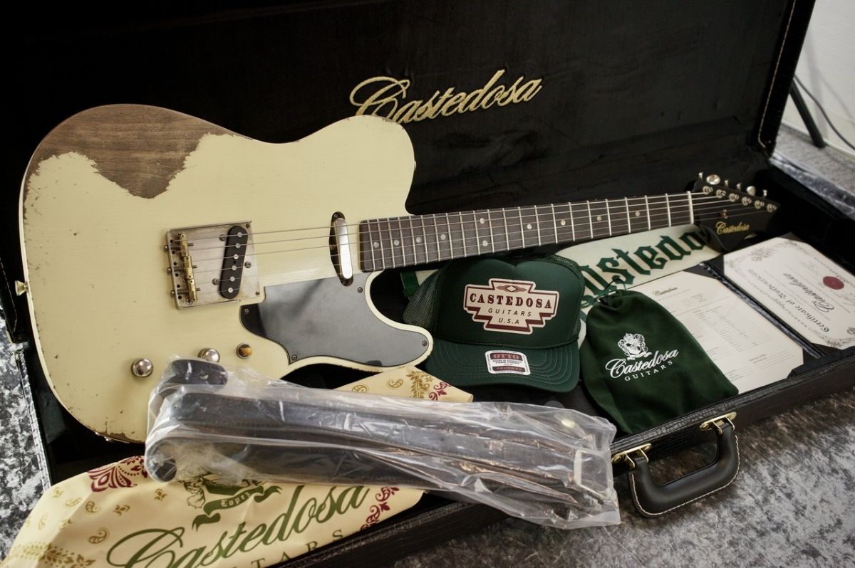 Marianna Standard / Aged Vintage White by Carlos Lopez