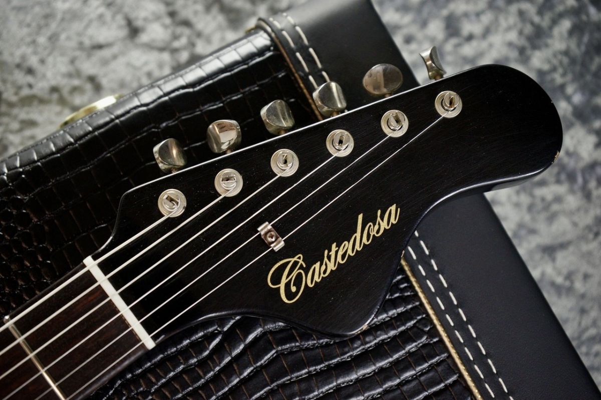 Marianna Standard / Aged Vintage White by Carlos Lopez