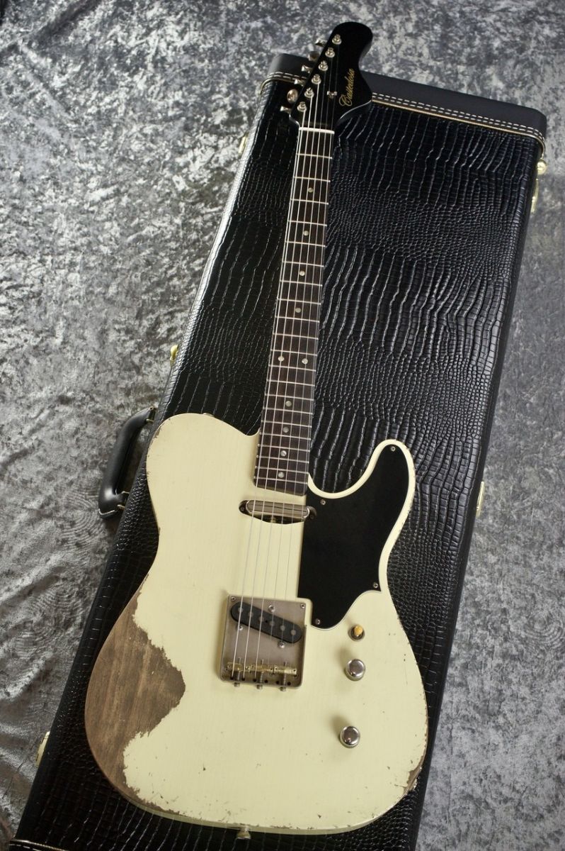 Marianna Standard / Aged Vintage White by Carlos Lopez