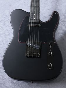 Fender エレキギター ブラック Fender】サテンブラックフィニッシュとレッドメタルロゴが特徴的