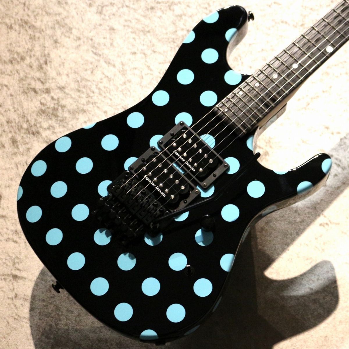 ギター KRAMER Nightswan Black/Blue Polka Dot Kramer NightSwan, Black with Blue Polka Dots – Gibson