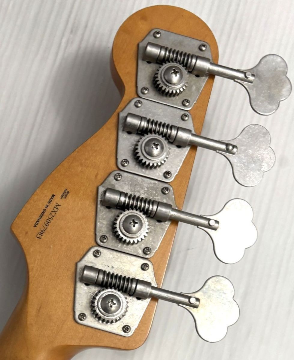 Limited Edition Vintera II Road Worn '60s Precision Bass