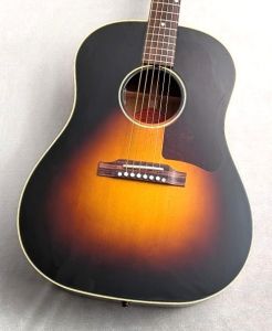 琥珀色サンバーストのアコースティックギター 琥珀色サンバーストのアコースティックギター サンバースト 系の