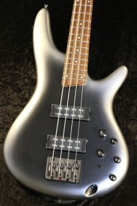 Cort 5弦　エレキベース シルバー 4ピックアップ 24フレット ケース付き Cort 5弦 エレキベース シルバー 4ピックアップ 24フレット
