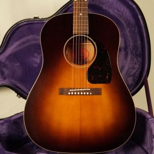 琥珀色サンバーストのアコースティックギター 琥珀色サンバーストのアコースティックギター サンバースト 系の