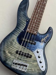 Cort 5弦　エレキベース シルバー 4ピックアップ 24フレット ケース付き Cort 5弦 エレキベース シルバー 4ピックアップ 24フレット