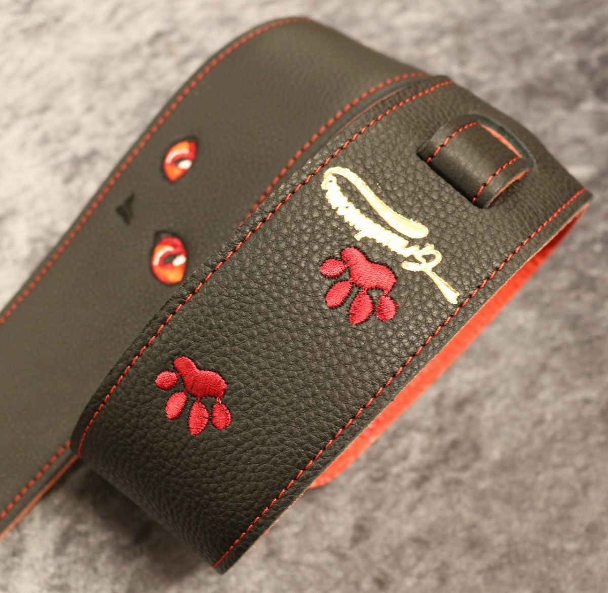 黒ねこ刺繍ストラップ 足跡Version(ガーネット) | 【クロサワ楽器店