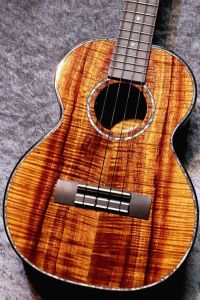 Kamaka 【USED】 HF-3D2I 2022年製 【テナー】【PUあと付け搭載、極杢品】【池袋店在庫品】